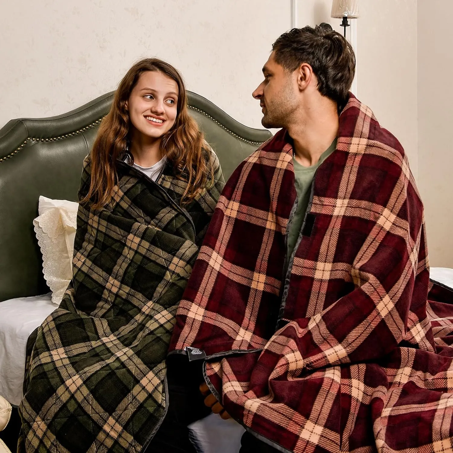 DUKUSEEK Hooded Outdoor Blanket, Waterproof Camping Blanket, Quilted, Thick Fleece, Warm, Windproof, Sand Proof, Portable and Wear-Resistant, Perfect for Stadium, Picnic, Camping